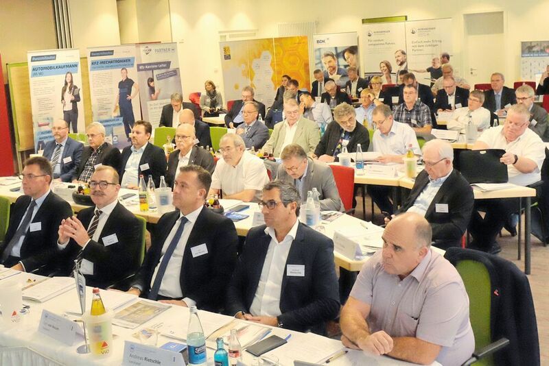 Die Delegierten des hessischen Kfz-Gewerbes waren zur Verbandsversammlung in Oberaula zusammengekommen. (Zietz/»kfz-betrieb«)