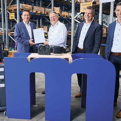 Patrik Menges (2. v. l.), Vertriebsleiter von SEW-Eurodrive Deutschland, übergibt den dreimillionsten IE3-Motor in Deutschland an die Masa GmbH in Andernach.  (Bild: SEW-Eurodrive)