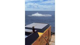 Testsprengung mit geringerer Sprengkraft: Ein Kompressor erzeugt die Druckluft für den Blasenvorhang (Archiv: Vogel Business Media)