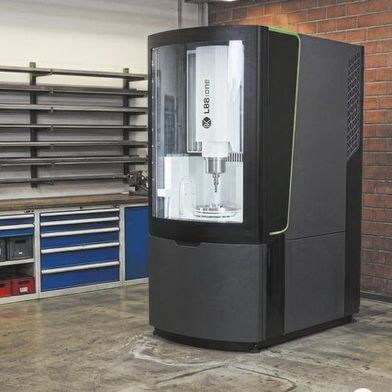 A five-axis milling machine no longer necessarily has to be located in a production hall. If it fits through a standard door and can be operated without specialized training, numerous possibilities open up. (Image:Gemini / LBR Manufacturing / AI-generated)