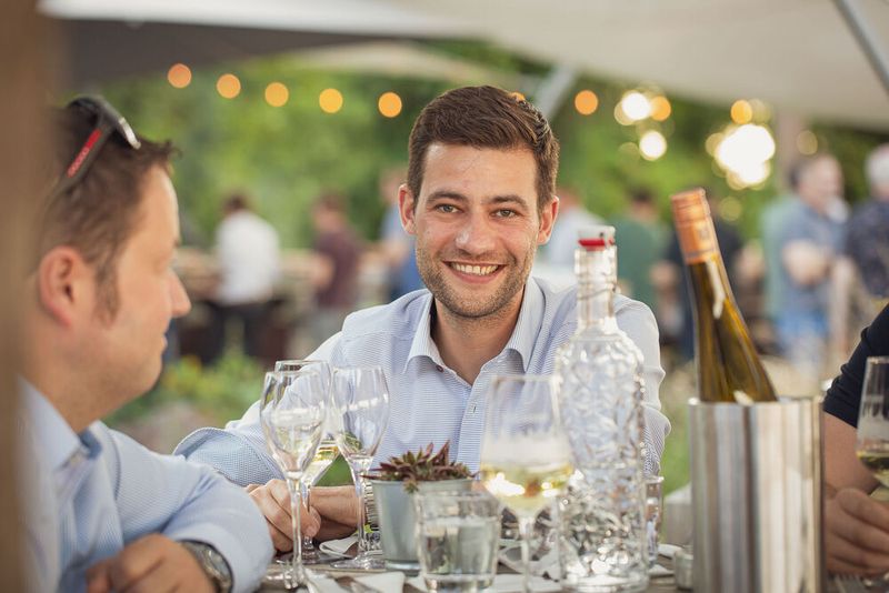Anwenderkongress Steckverbinder 2023: Die Abendveranstaltung am Dienstag auf dem Nikolaushof mit Blick über Würzburg. (Bild: Stefan Bausewein)