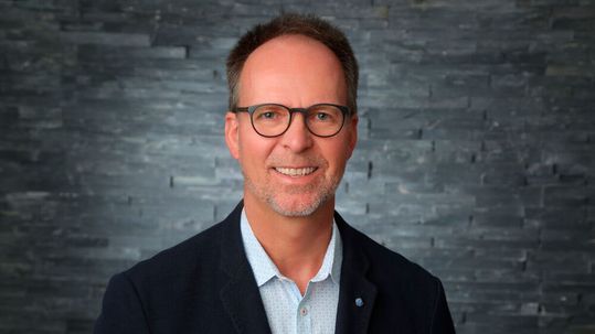 Matthias Wilhelm, Country Manager DACH bei Visual Components: «Wer Prozesse durchgängig abbildet, KI gezielt einsetzt und Abläufe vorab virtuell prüft, reduziert Fehler, verkürzt Inbetriebnahmezeiten und schafft Produktionslinien, die schneller, flexibler und belastbarer laufen. Genau das ist die Zukunft der Produktion.»(Bild:  Visual Components)