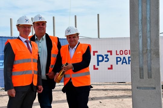 Gefeierter Baustart am Tiefwasserhafen Jadeweserport. Von links: Andreas Bullwinkel, CEO der Container Terminal Wilhelmshaven Jadeweserport-Marketing, Carsten Feist, Oberbürgermeister der Stadt Wilhelmshaven, und Sönke Kewitz, CEO P3 Logistic Parks Deutschland. Gefeierter Baustart am Tiefwasserhafen Jadeweserport. Von links: Andreas Bullwinkel, CEO der Container Terminal Wilhelmshaven Jadeweserport-Marketing, Carsten Feist, Oberbürgermeister der Stadt Wilhelmshaven, und Sönke Kewitz, CEO P3 Logistic Parks Deutschland.