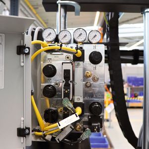 Atlas Copco hat gemeinsam mit Konstandin eine neue Kompaktsteuerung für Fasspumpen entwickelt, die pastöse und viskose Materialien wie Kleb-, Dämm- und Dichtstoffe fördern.(Bild:  Atlas Copco)
