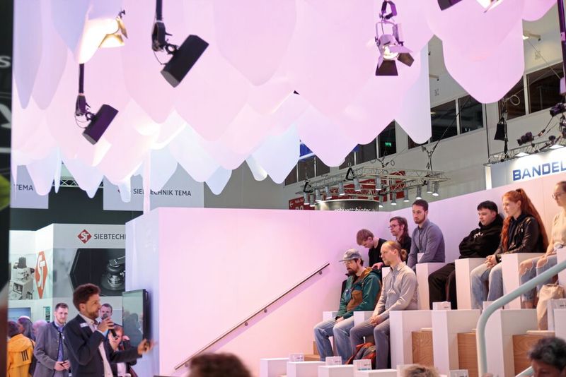 Auf einer eigenen kleinen Tribüne konnten Besucher Platz nehmen und sich Fachvorträge und Produktvorstellungen am Stand anhören. (Bild: VCG – C. Lüttmann)