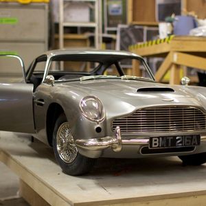 Bei Propshop Ltd. in England komplettiertes und lackiertes 1:3-Modell des Edelboliden. Vom Original im Film kaum zu untescheiden.