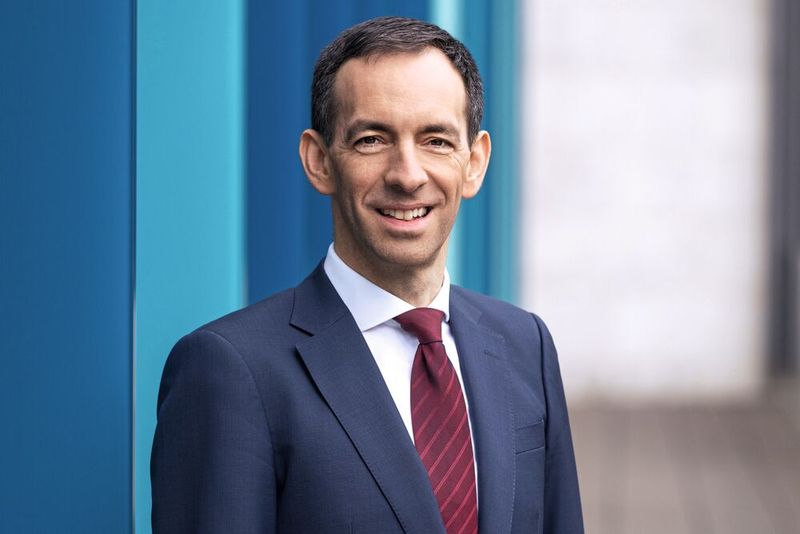 Dr. med. Christian Pawlu wird ab dem 1. Juli 2026 als neues Mitglied in den Vorstand von Fresenius berufen. Er übernimmt die Verantwortung für Fresenius Helios, zu denen die beiden privaten Klinikketten Quirónsalud in Spanien und die Helios Kliniken in Deutschland gehören. Er tritt damit die Nachfolge von Robert Möller an, der sich künftig auf den Aufbau des Büros der Unternehmensleitung in Berlin und Brüssel konzentrieren wird. (Bild: Vero Bielinski)