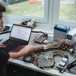 Ein Systemingenieur von Durot Electric entwickelt Steuersoftware (Bild:  Durot Electric GmbH)