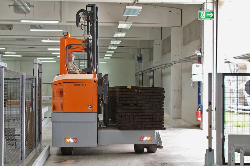 Elektro-Mehrwege-Seitenstapler von Hubtex im Einsatz in der Holzindustrie. (Bild: Hubtex)