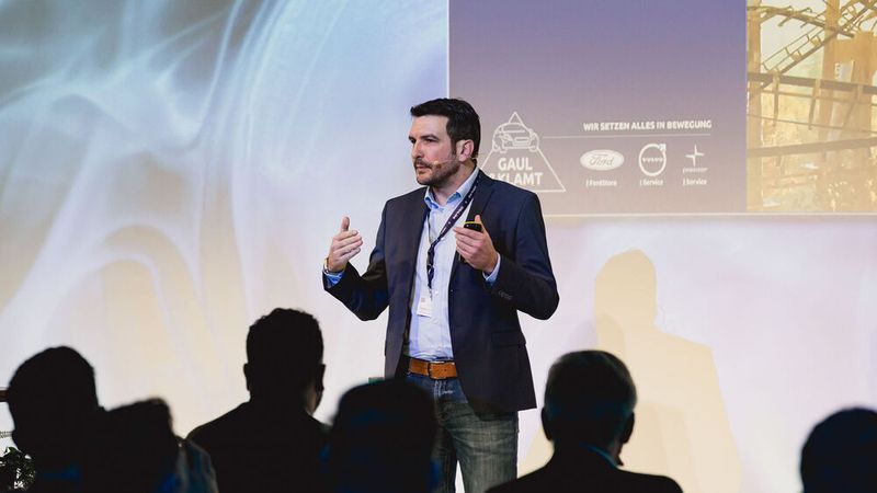 Steffen Försch vom Autohaus Gaul & Klamt zeigte den Kongressteilnehmern, wie sich Videomarketing in Verkauf und Service einsetzen lässt. (Bild: Stefan Bausewein)