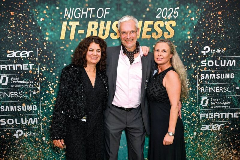 (v. l.) Claudia Pulfer (Pulfer PR) mit Andreas Bichlmeir und Mandy Scholz (Online USV) (Bild: Hannes Magerstädt)