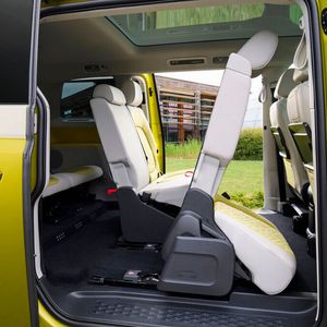 Während der kurze ID Buzz mit fünf und jetzt auch mit sechs Sitzen (in drei Sitzreihen) lieferbar ist, kann die lange Version mit fünf, sechs oder sieben Sitzen konfiguriert werden.(Bild:  Autoren-Union Mobilität/Volkswagen)