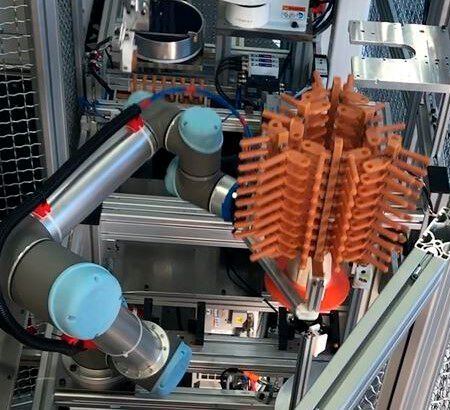 Feinguss Blank hat mit dem roboterunterstützten Wachskleben einen weiteren Baustein für die Smart Factory entwickelt, um das Gießen zu beschleunigen. Hier bräunlich die Wachsteile.(Bild:  Feinguss Blank)