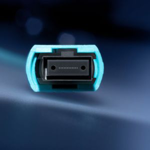 Ein MPO-Stecker der Firma tde. Die Ferrule umfasst 12 Fasern.