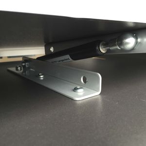 Die einseitig wirkenden Bremsen sind wartungsfrei sowie einbaufertig und sorgen in diesem Fall mit einem Zylinderdurchmesser von 15 mm und einem Hub von 100 mm für sanftes Einfahren der zwischen 16 und 25 kg wiegenden Kippbox in ihre Halterung