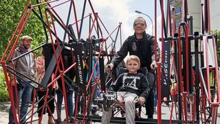 Die ungewöhnliche Konstruktion ist inspiriert von dem niederländischen Künstler Theo Jansen.  (Hase Bikes)