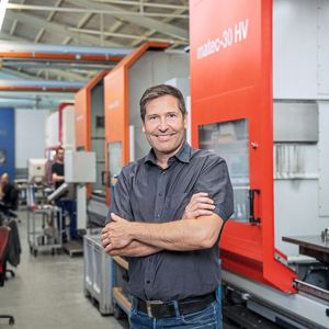 Manuel Meier, Inhaber & CEO, IBOR AG: «Mit dem neuen Anbau haben wir neben mehr Produktionsfläche bewusst in unsere Mitarbeitenden investiert – in moderne Räume, die Zusammenarbeit, Identifikation und Wohlbefinden fördern. Die Firma NOWW-Innenarchitekten hat unsere Vision perfekt umgesetzt und ein Arbeitsumfeld geschaffen, das unsere Werte sichtbar macht.» (Bild:  Thomas Entzeroth)