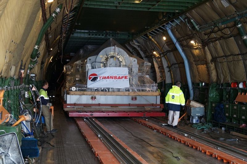 Die gleichmäßige Verladung der Fracht in den Flugzeugrumpf gewährleisteten die Ingenieure von Volga-Dnepr unter Zuhilfenahme einer speziellen Ladeausrüstung mit einem Gewicht von 16 t. (Bild: Volga-Dnepr)