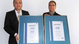 Joachim Wetschenbacher (links) und Willi Schweizer nahmen die Urkunden für die bestandenen Umwelt- und Arbeitsschutz-Audits entgegen. (Bild: Novoferm)