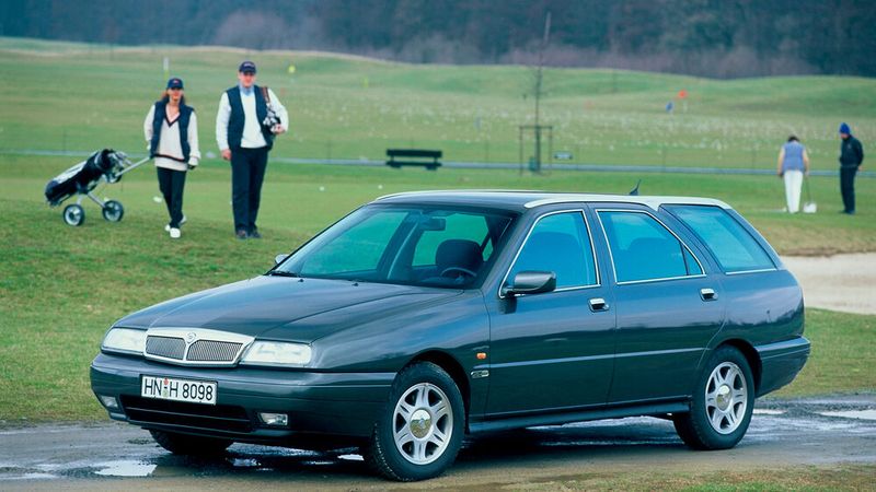 Großer Unbekannter: Trotz feiner Pininfarina-Formen verkaufte Lancia nicht viele Kappa Station Wagon. Die Limousine hatten die Italiener bereits zwei Jahre zuvor lanciert.Angetrieben wurde der Kappa wahlweise von einem Zweiliter-Turbo-Vierzylinder (205 PS), einem Zweiliter-Fünfzylinder (145 PS), einem 2,4-Liter-Fünfzylinder (175 PS), einem Dreiliter-V6 (204 PS) oder einem 2,4-Liter-Turbodiesel mit 124 PS. Vom Station Wagon wurden lediglich 9.193 Exemplare gefertigt, von der Limousine waren es immerhin 104.752 Einheiten. (Bild: Lancia)