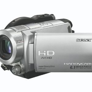 Beim HDR-UX3 setzt Sony auf das AVCHD-Format und speichert auf Mini-DVs.