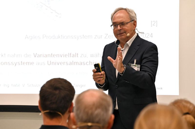 Prof. Dr.-Ing. Jürgen Fleischer, Institutsleiter des wbk-Instituts für Produktionstechnik des KIT zeigte, warum modular aufgebaute, agile Produktionssysteme erforderlich sind. (Bild: Stefanie Michel)