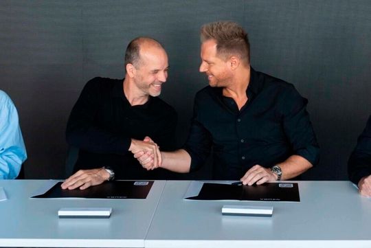 v. l. Sepp Hochreiter, Gründer von Nxai und KI-Forscher, und David Reger, Gründer und CEO von Neura Robotics, freuen sich über die Zusammenarbeit in Sachen Physical AI. (Bild:  Neura)