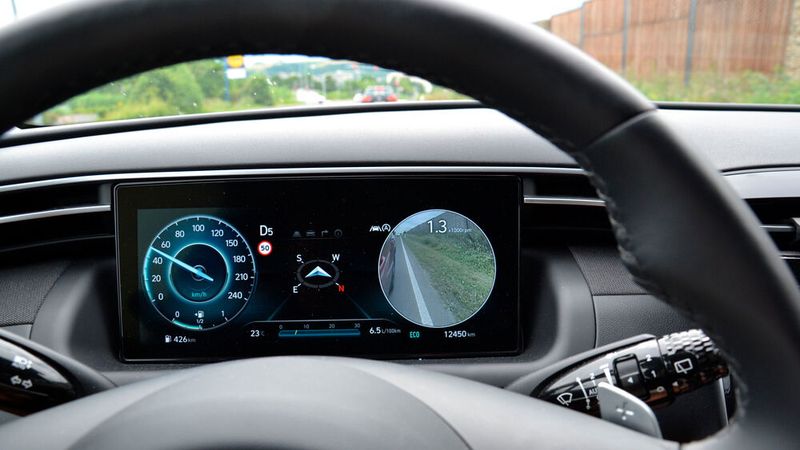 ... blinkt man rechts der Drehzahlmesser in ein Kamera-Livebild. (Bild: Michel/»kfz-betrieb«)