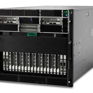Auf zehn Höheneinheiten bringt es der luftgekühlte HPE Proliant DL585a Gen13 mit zwei AMD-Epyc-Prozessoren und Platz für bis zu acht doppelt breite PCI-Express-GPUs.(Bild:  HPE)