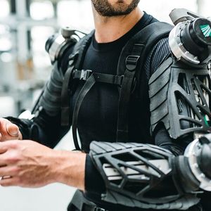 Beliebtes Exponat in der Demowelt: das Exo-Jacket. Es verhilft keinem zu Superkräften, bietet aber durchaus Unterstützung bei unergonomischen Arbeiten wie der Überkopfmontage.