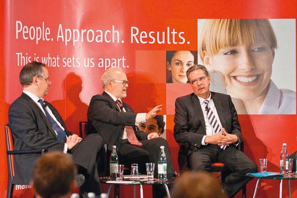v.l.n.r. Dr. Thomas Dress, Vizepräsident im Bundesamt für zentrale Dienste und offene Vermögensfragen; Paul Fietz, Abteilungsleiter Z, Bundesministerium des Innern; Jörn Riedel, Abteilungsleiter Grundsatzangelegenheiten und Controlling, Finanzbehörde Hamburg, diskutierten mit Alexander Schmid, Partner, BearingPoint GmbH, die Anforderungen einer mobilen Verwaltung der Zukunft. (Foto: BearingPoint)