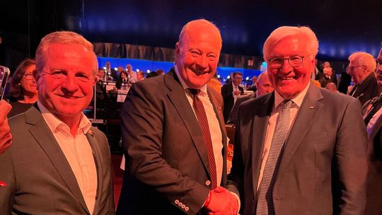 Treffen den Bundespräsidenten Frank Walter Steinmeier (r.): Thomas Peckruhn (l.) als kommissarischer ZDK-Präsident und Bundesinnungsmeister Detlef Peter Grün.(Bild:  ZDK)