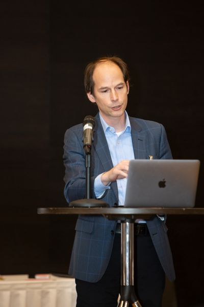 Während Prof. Dr. Peter Parycek, Leiter des Kompetenzzentrums ÖFIT, sich mit dem Spannungsverhältnis Mensch und Technik befasste (Gaby Ahnert – Eventfotograf)