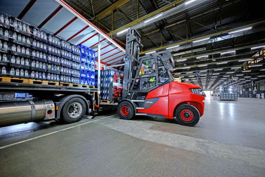 (Sauber, geräuscharm und sehr präzise zu steuern: Die Linde E80 sind bei dem Mineralbrunnen auch fürs Be- und Entladen der Lkw zuständig. Quelle: Linde Material Handling)