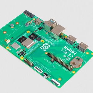 Das Compute Module 5 auf einem Trägerboard(Bild:  Raspberry Pi)