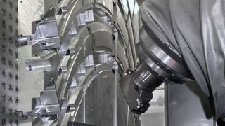 Typischer Fräsvorgang mit der ECOSPEED F – einem DST-Bearbeitungszentrum zur Hochleistungszerspanung von Aluminium-Strukturbauteilen. (Bilder: Dörries Scharmann/EPLAN) (Archiv: Vogel Business Media)