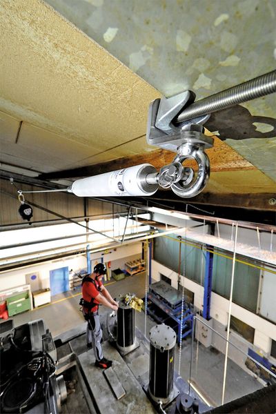 Bild 3: Das Multifunktionsendterminal Force-8 schlägt bei Sturz Alarm und spart Platz. (Bild: ABS Safety)