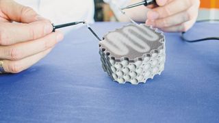 Test des Multi-Material-Leichtbaudemonstrators mittels manuell angeschlossener Stromquelle.  (TUD/ILK)