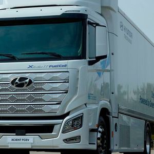 Um in Europa Lkw mit Brennstoffzellenantrieb zu vermarkten, hat Hyundai in H2 Mobility investiert.(Bild:  Hyundai)