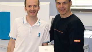 Christian Held und Jürgen Kochanski von ZK Computersysteme lassen einen eMail-Server auf einem Apple Mac mini laufen. (Archiv: Vogel Business Media)