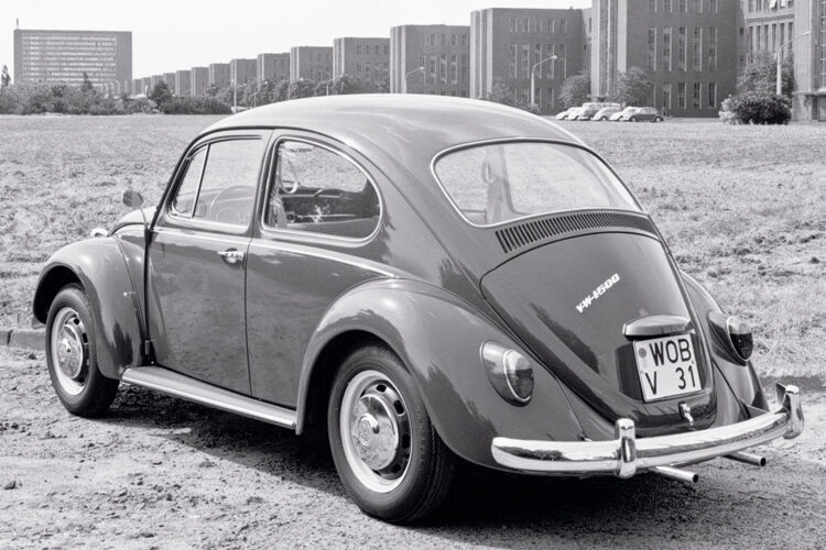 Wolfsburger Impressionen: Der VW Käfer Mitte der 60er Jahre vor dem Volkswagen-Werk. (Foto: VW)