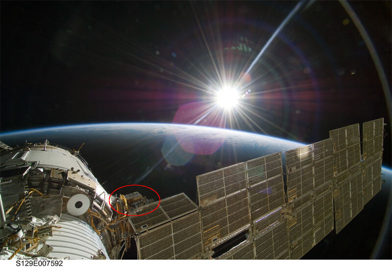 Die Internationale Raumstation (ISS): Zwischen dem Swesda-Modul und der Solarpanele ist die Expose-R Plattform zu erkennen (rot umrandet). Dort werden die Moose und die anderen Organismen integriert und bis zu 18 Monaten den Weltraumbedingungen ausgesetzt. (Bild: ESA)