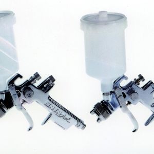 Rechts ist das Original, die hochwertige Sata-jet des gleichnamigen Lackierpistolenherstellers. Links ist der billige Nachbau. Deutlichster Unterschied ist ein fehlendes Einstellrad sowie der kantige Pistolengriff, der bei der echten Sata-jet ergonomischer geformt ist.