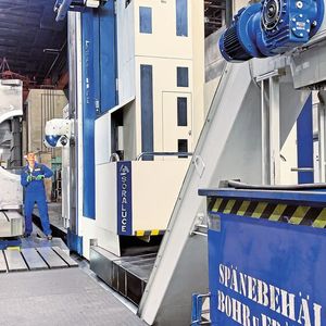 Mit einem speziellen CNC-Bohr- und Fräszentrum bearbeitet IAA auf einer Arbeitsplattform von 14 Meter Länge, 4,1 Meter Höhe sowie 1,6 Meter Breite bis zu 60 Tonnen schwere Stahlkomponenten von fünf Seiten.(Bild:  neumeister.de)