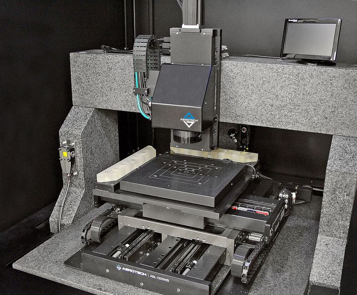 Ein XY-Positionierungssystem, das eine Interferometer-Rückkopplung in der Arbeitsebene verwendet, um mögliche Fehlereinflüsse am Arbeitspunkt zu minimieren. (Bild: Aerotech)