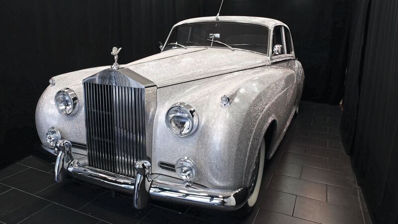 Fast eine Million Svarowski-Steine für beinah eine Million Euro: Ein Rolls Royce Silver Cloud II ist aktuell der Hingucker in der Motorworld München.