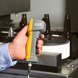 Leicht in der Hand: Der ergonomische Zustimmschalter HD5 von ABB garantiert ein Höchstmaß an Ergonomie und Sicherheit. (Bild:  ABB Stotz-Kontakt)