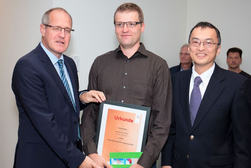 Den dritten Platz im Wettbewerb der neuen Serviceverkäufer belegte Rudolf Sachs (Mitte) von Auto Hausmann in Erding. (Toyota)