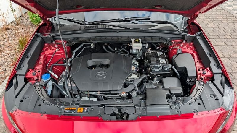 Oft haben wir Mazda gelobt für sein Festhalten an laufruhigen und drehfreudigen Saugmotoren. Im massigen CX-5 kommt das Konzept jedoch an seine Grenzen. Weder Fahrleistungen noch Verbrauch können mit modernen Turbo-Direkteinspritzern mithalten. Die verbaute Spartechnik (Mildhybrid mit 24 Volt, Zylinderabschaltung) rettet da auch nichts mehr. (Bild: Rosenow – VCG)