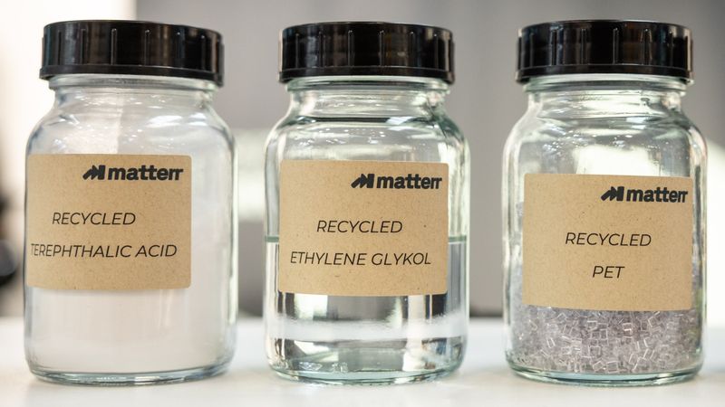 Polyester-Recycling: Vom Textil zum Monomer und wieder zurück - Das Startup Matterr zerlegt komplexe polyesterhaltige Textil- und Verpackungsabfälle zurück in Monomere, mit Virgin-Qualität.(Bild:  Philipp Herfort Photography/Matterr)